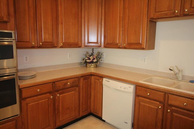 Building Photo - 4555 Fair Valley Dr