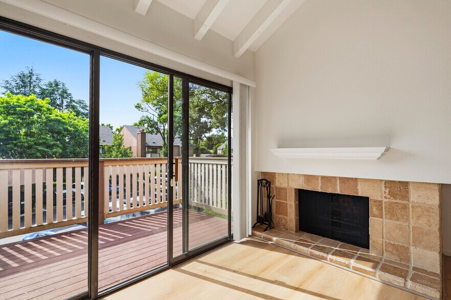Building Photo - 523 Woodside Oaks