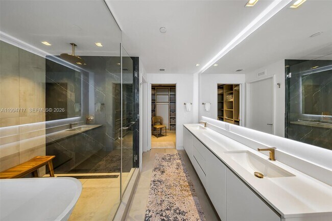 Building Photo - 700 NE 24th St