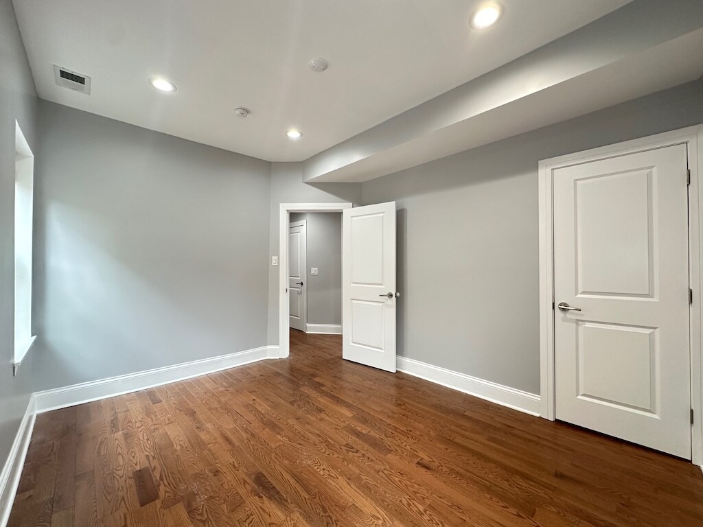 Building Photo - 1149 W Lunt Ave