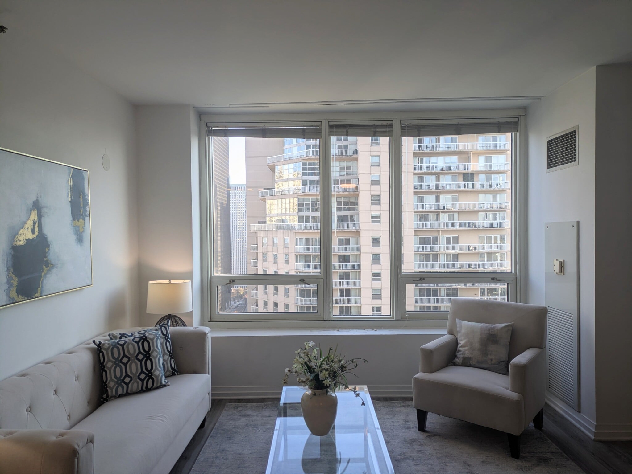 PHOTO IS OF A SIMILAR UNIT WITH SAME FLOOR PLAN. ACTUAL FINISHES MAY VARY - 33 W Ontario St