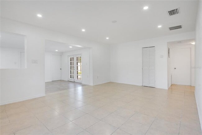 Building Photo - 813 Agnes Dr