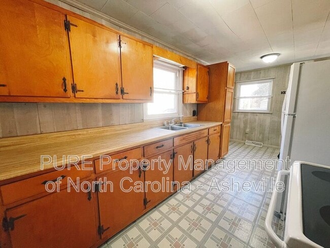 Building Photo - 53 Magic Dr