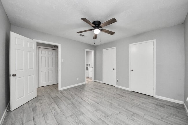 Building Photo - 2471 Falls Church Dr