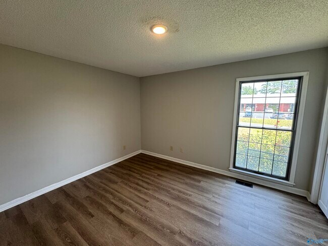 Building Photo - 120 Roy Dr