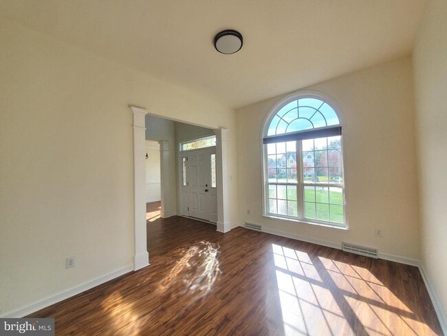Building Photo - 5 Bandcroft Dr