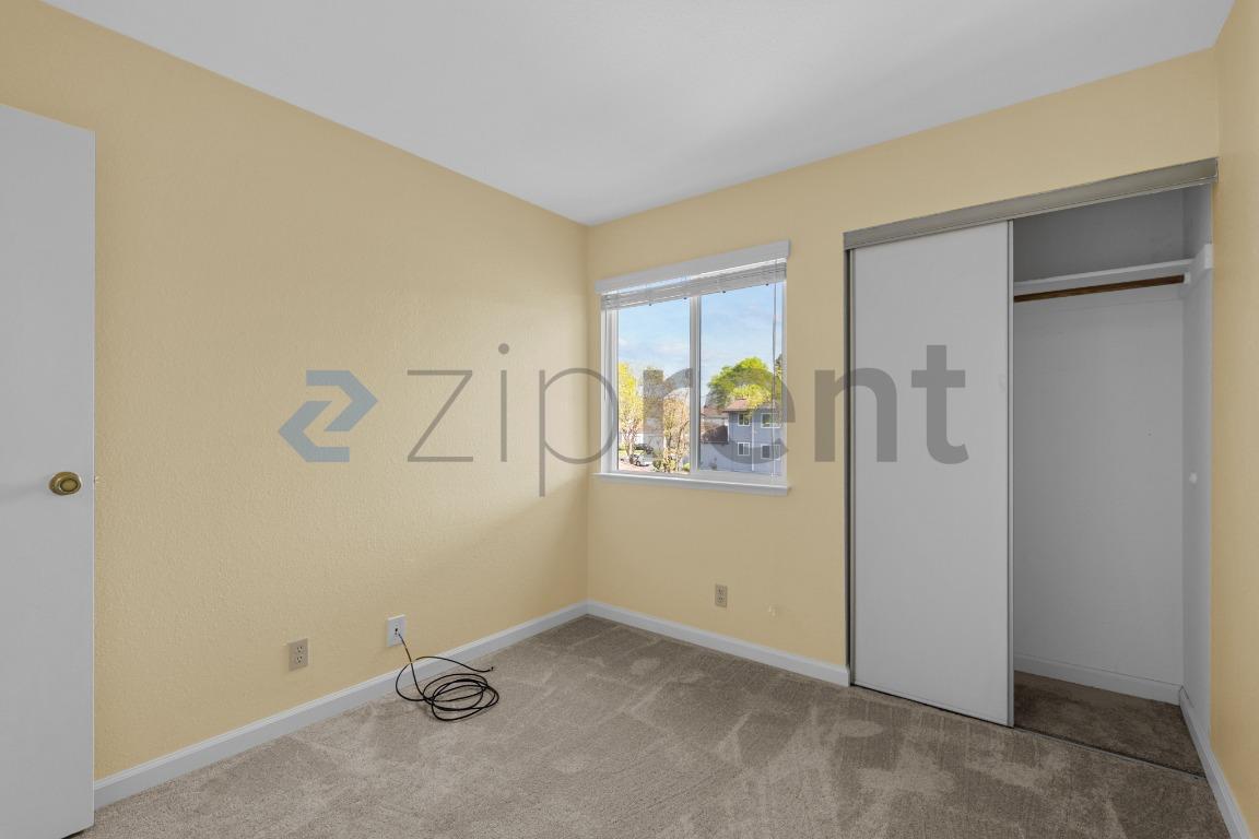 Building Photo - Unit