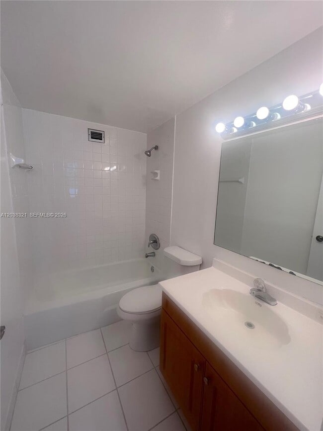 Building Photo - 801 Brickell Bay Dr
