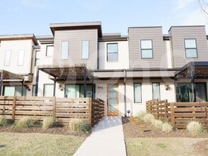 Building Photo - 916 Emerling Dr