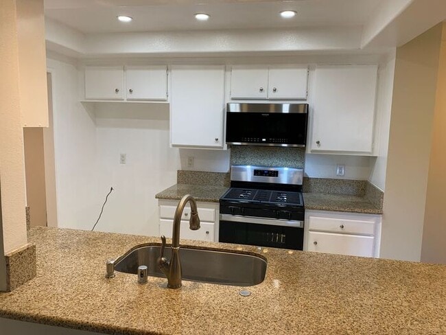 Building Photo - GREAT & SPACIOUS 2BD 2BA FOR LEASE!