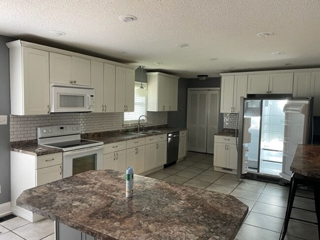 Building Photo - Quiet living on the outskirts of the City!