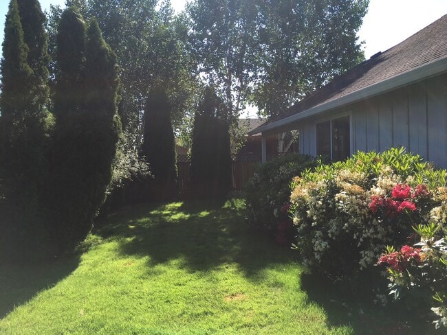 Building Photo - Beautiful 3 bedroom 2 bath home