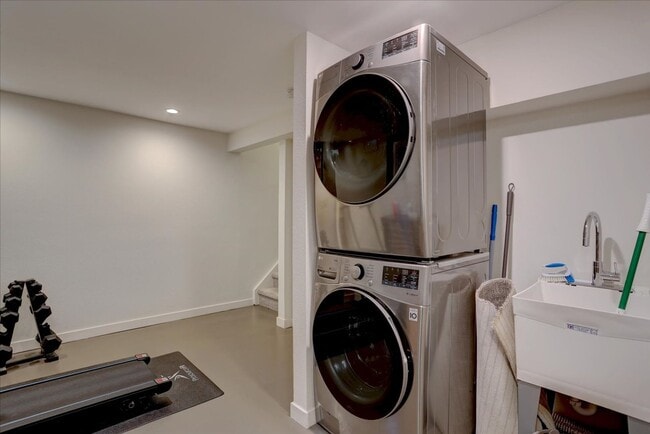 Building Photo - Stunning Remodeled Townhome in North Boulder