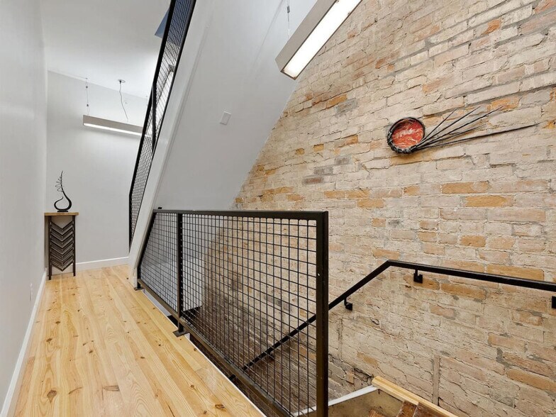 Building Photo - 111 W Elder St