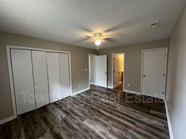 Building Photo - 1425 Ireland Dr