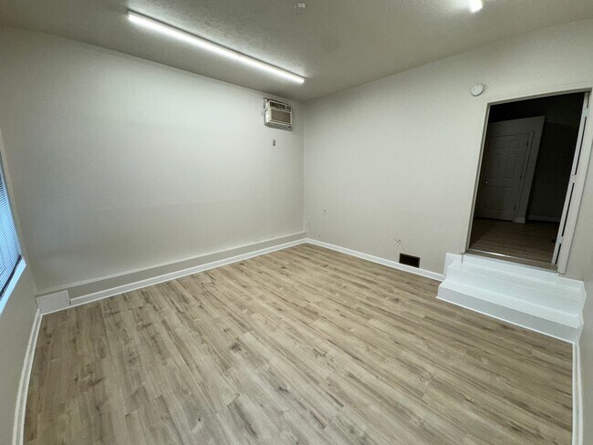 Building Photo - 2725 S 4th St