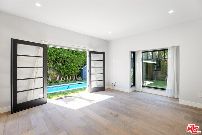 Building Photo - 1203 N Poinsettia Pl