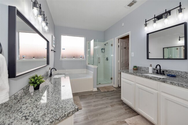 Building Photo - 10815 Oak Bayou Ln