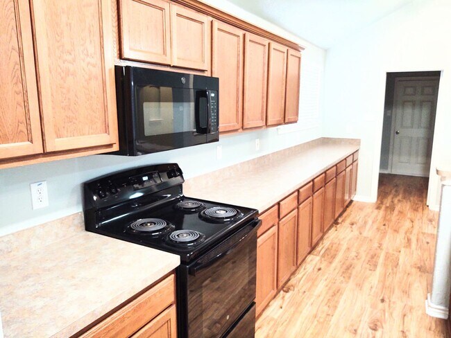 Building Photo - 4 Bed / 2 Bath House in secluded neighborhood with a park and walking trail
