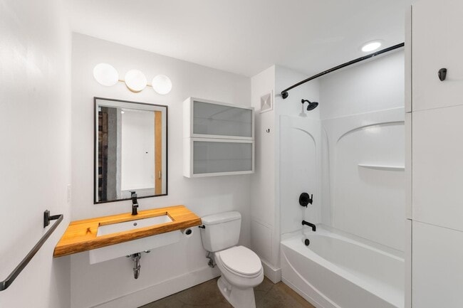 Building Photo - 718 N Washington Ave