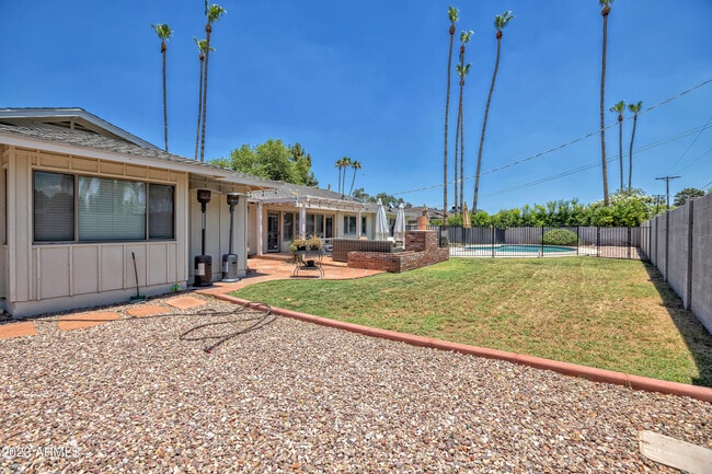 Building Photo - 6035 E Calle Del Paisano