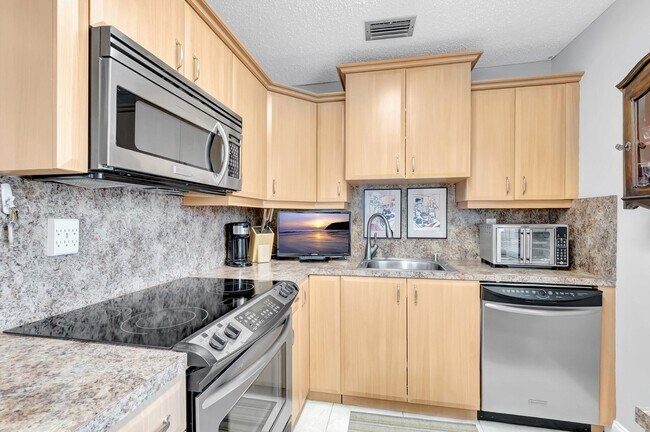 Building Photo - 422 Normandy Ln