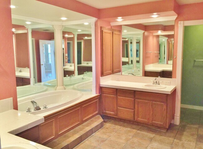 Building Photo - 4 Bed Home, 3 Car Garage! Zia School Distr...