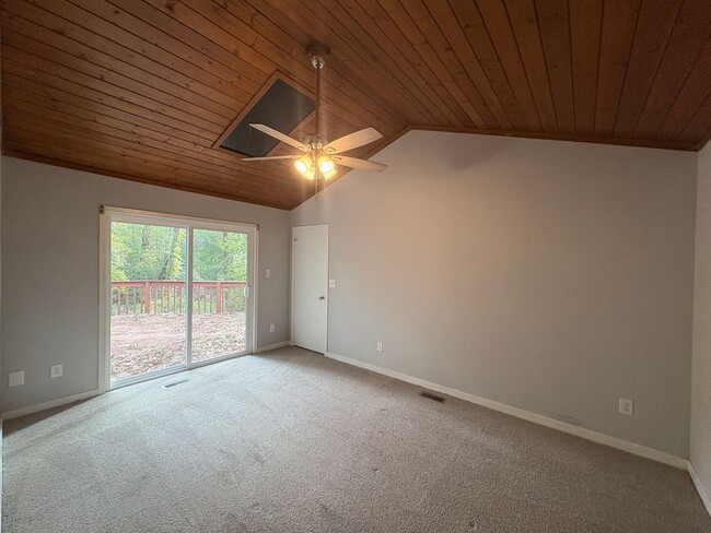 Building Photo - Charming 3 Bed, 2 Bath Tri-Level Home