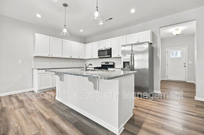 Building Photo - 739 Putney Hl Rd