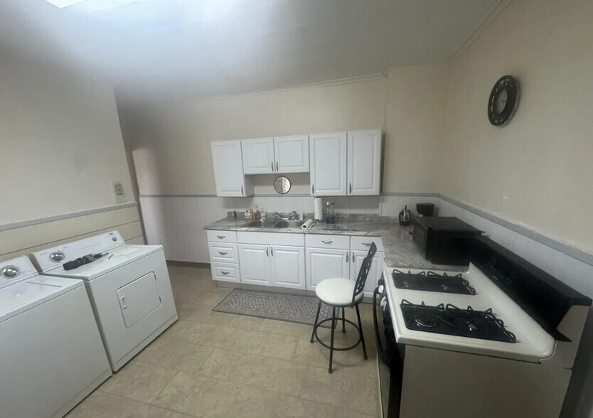 Building Photo - 408 17th Ave