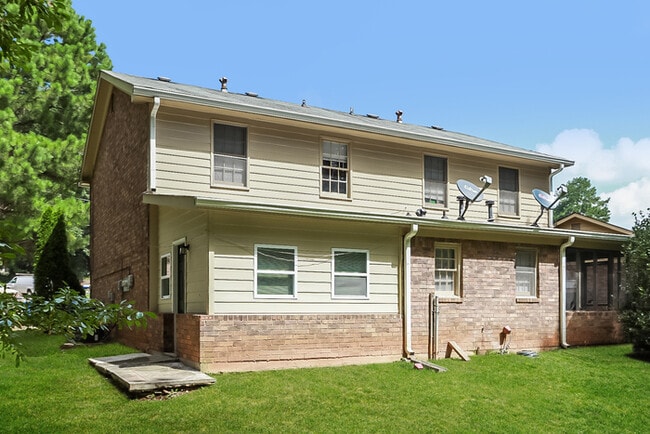 Building Photo - Roomy 3BR 1.5 spacious duplex to lease!