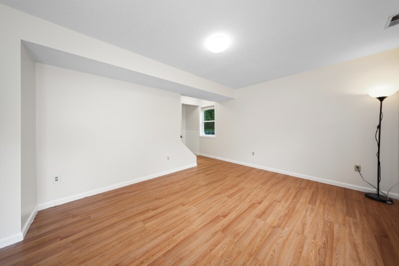 Building Photo - 146 Macarthur Dr