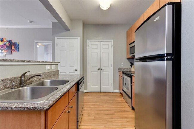 Building Photo - Texan Shoal Creek 2 Bed 2 Bath
