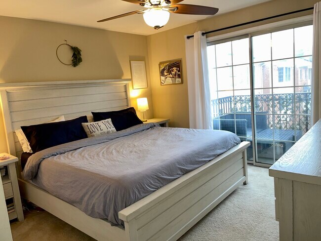 Building Photo - 6940 Fairfax Dr