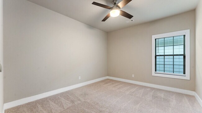 Building Photo - 1023 NE Hts Ln