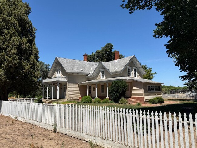 Building Photo - Large 5-6 Bedroom 2 Bath country home