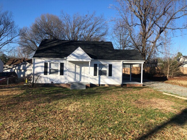 Building Photo - Four bedroom, 2 bath house in Burlington