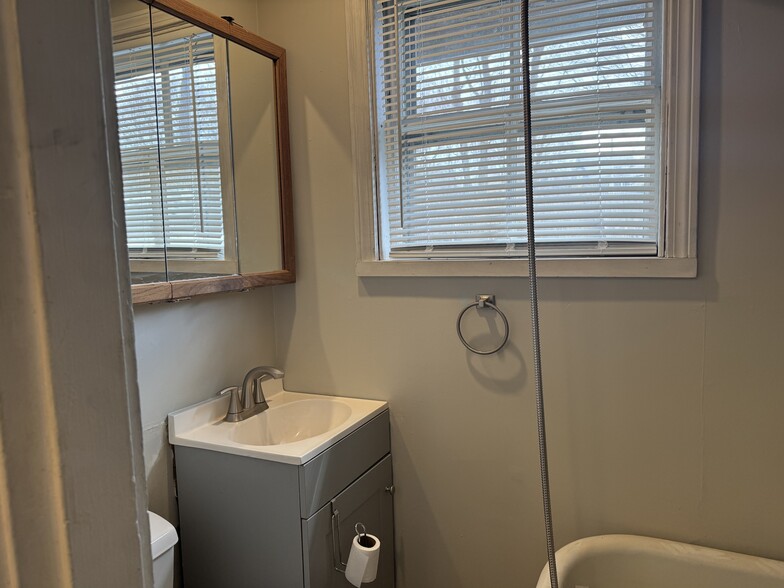 Building Photo - 135 Lynde St