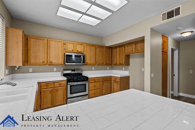 Building Photo - 23721 Skycrest Cir Dr