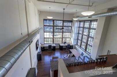 Building Photo - 715 N Graham St