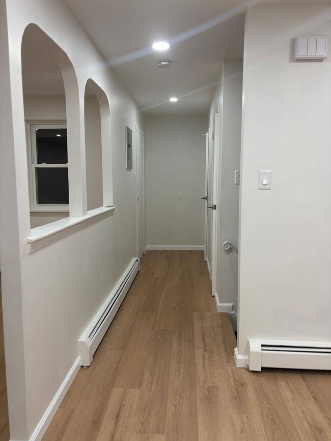 Building Photo - 1233 E 69th St