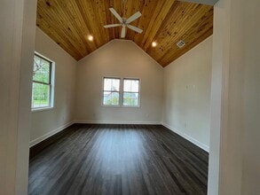 Building Photo - Two bedroom one bath home