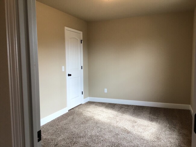 Building Photo - Beautiful newer built  2 bedroom, 2 bath
