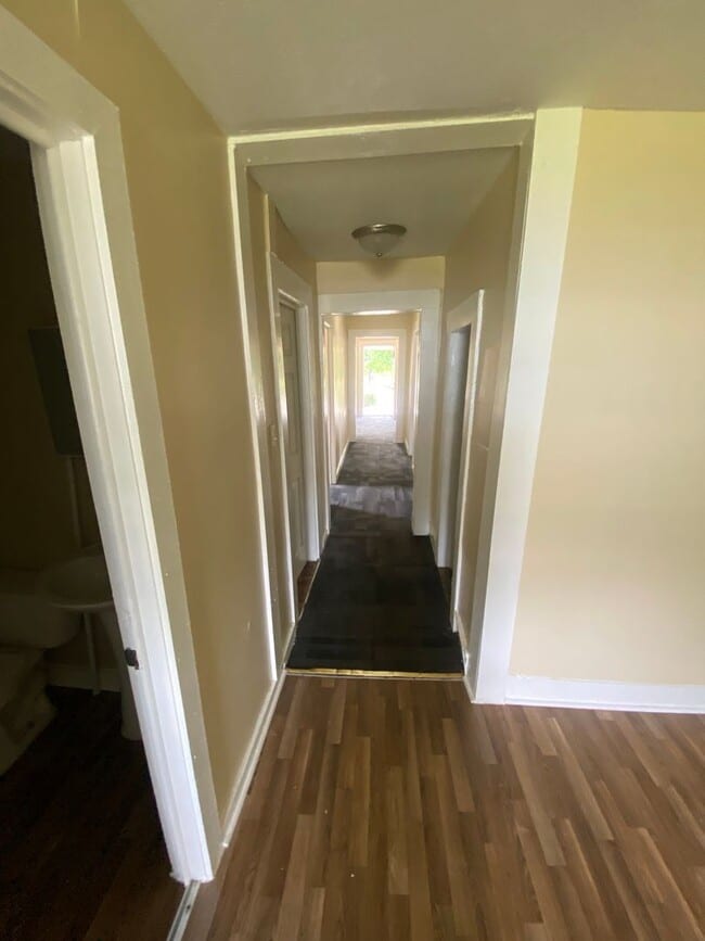 Building Photo - **ON HOLD**3 Bedroom / 2 Bathroom Home for...