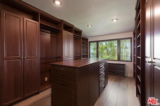 Building Photo - 9354 Claircrest Dr