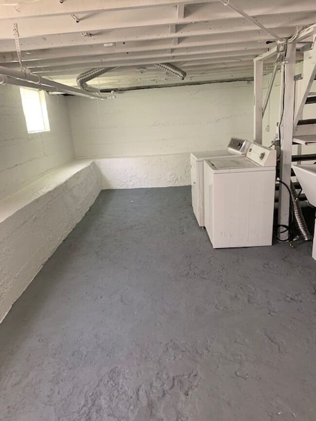 Building Photo - Spacious 2 bedroom Duplex with a bonus room!