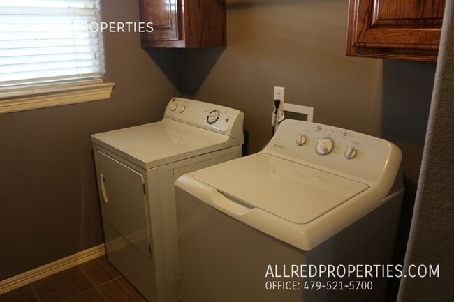 Building Photo - Fall Into Your New Home! 3 Bed, 2 Bath in ...