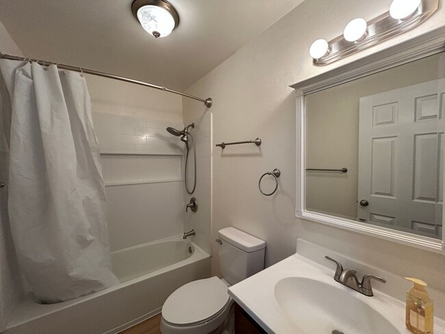 Building Photo - MOVE IN SPECIAL! Recently Remodel 2 Bedroo...