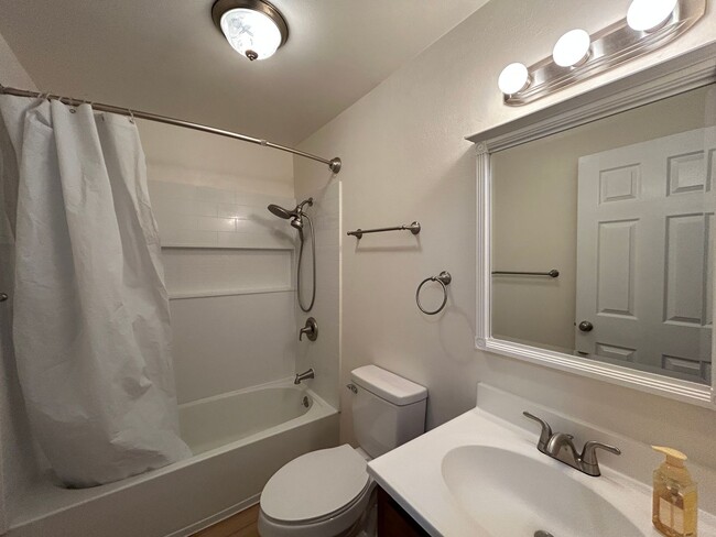 Building Photo - Recently Remodel 2 Bedroom / 1 Bathroom Du...