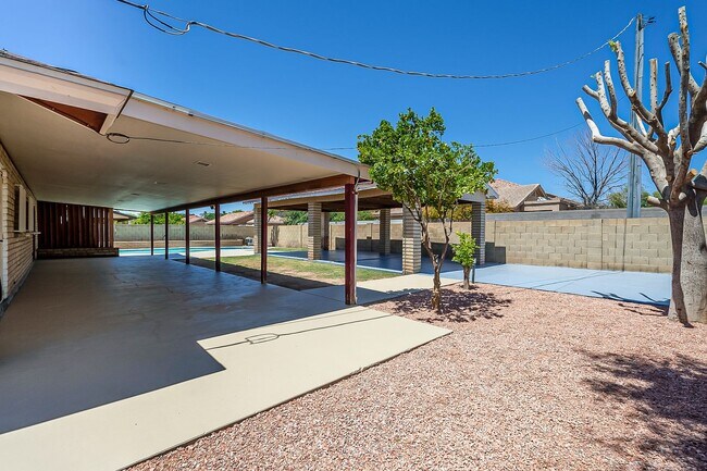 Building Photo - Move in Ready! 3 Bedrooms, 3 Bathrooms & P...
